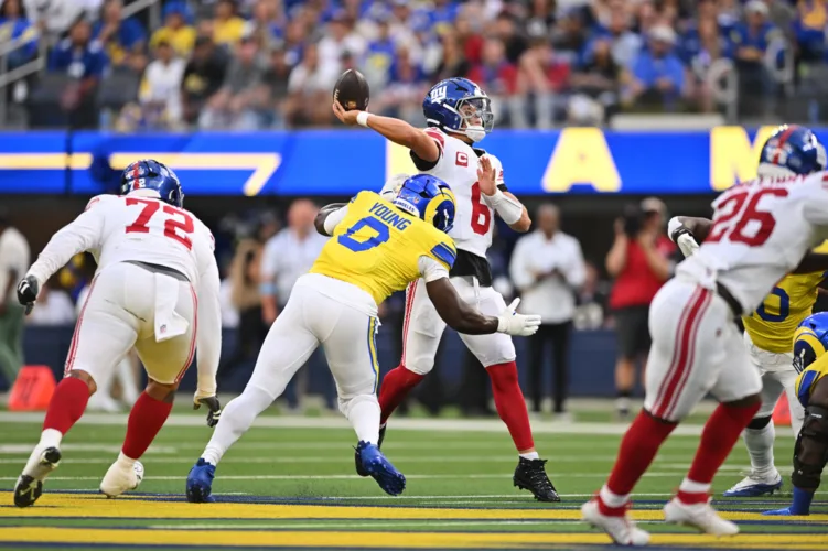 Giants QB Jaxson Dart is expected to have season-ending knee surgery, AP source says